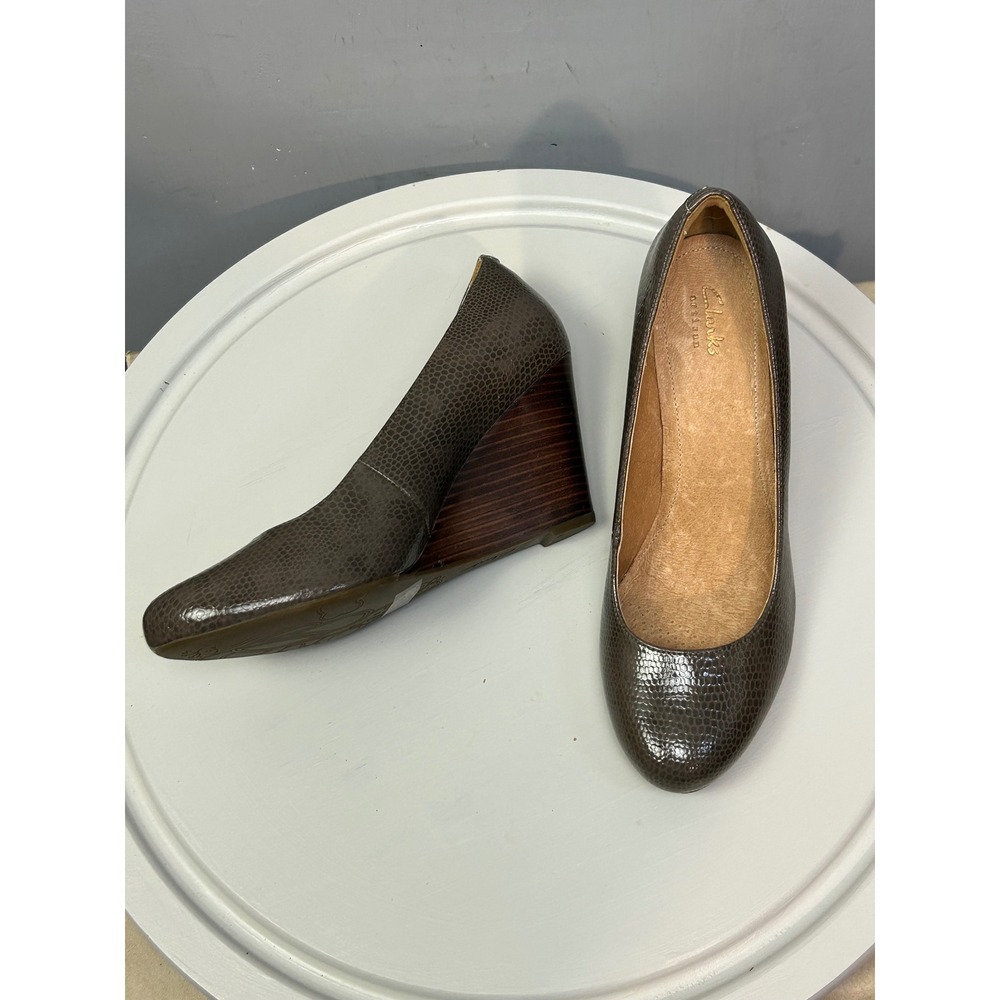 Clarks Artisan Wedge Pump Womens 9.5M Taupe Green Reptile Embossed Round Toe